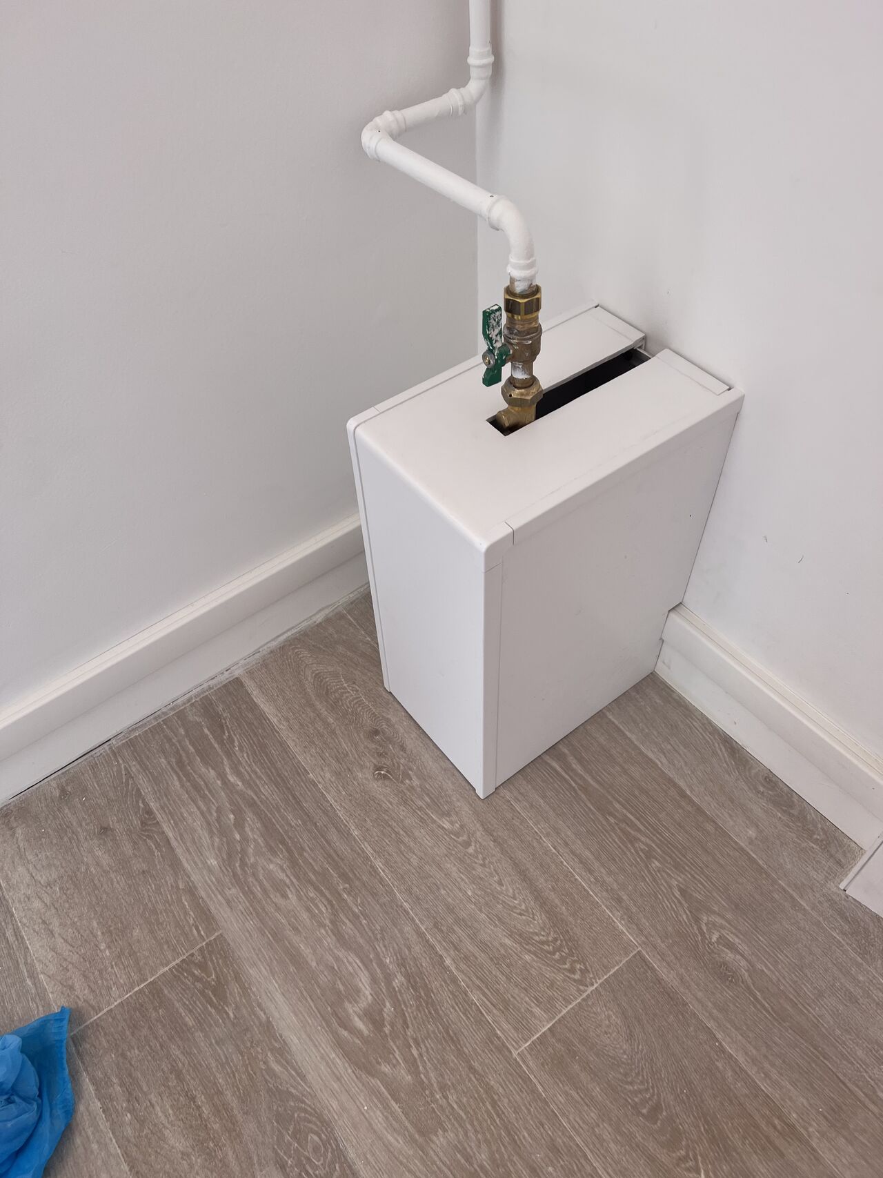 Cache technique installé dans un intérieur