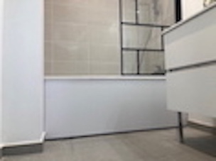 Façade de baignoire blanche